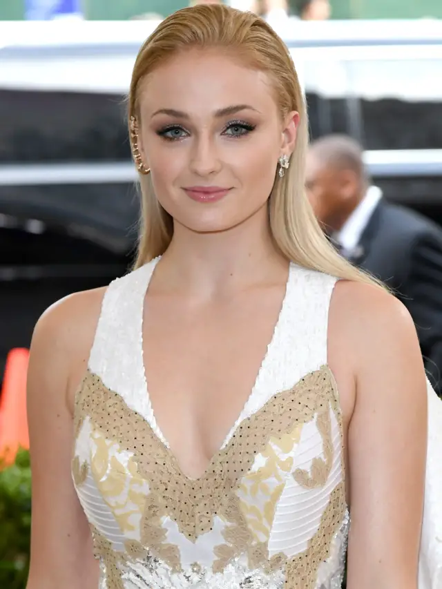 Sophie Turner Shares Rare Photos From Her Pregnancy 5 Months