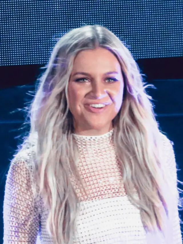 Kelsea_Ballerini_performing_at_Red_Rocks_Amphitheater_2_(cropped)